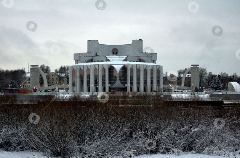 Скачать Зимний пейзаж с белым зданием драматического театра в Великом Новгороде. фотосток Ozero