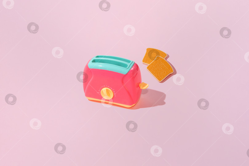 Скачать Креативный узор ломтики хлеба в тостере на плоском пастельно-розовом фоне копируют пространство фотосток Ozero