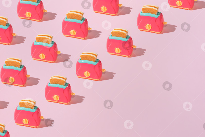 Скачать Креативный узор ломтики хлеба в тостере на плоском пастельно-розовом фоне копируют пространство фотосток Ozero