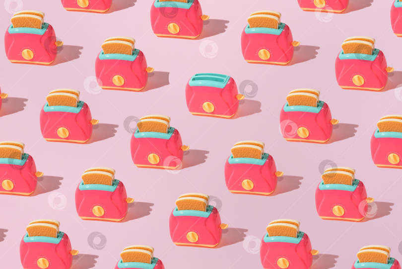 Скачать Креативный узор из ломтиков хлеба, поджаренных в тостере на ровном пастельно-розовом фоне, минимализм фотосток Ozero