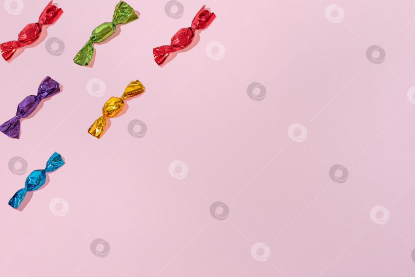 Скачать Креативный праздничный узор красочные шоколадные конфеты на розовом фоне копируют пространство для текста фотосток Ozero