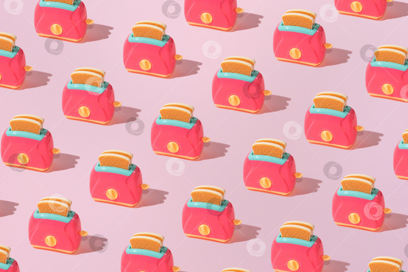 Скачать Креативный узор из ломтиков хлеба, поджаренных в тостере на ровном пастельно-розовом фоне, минимализм фотосток Ozero