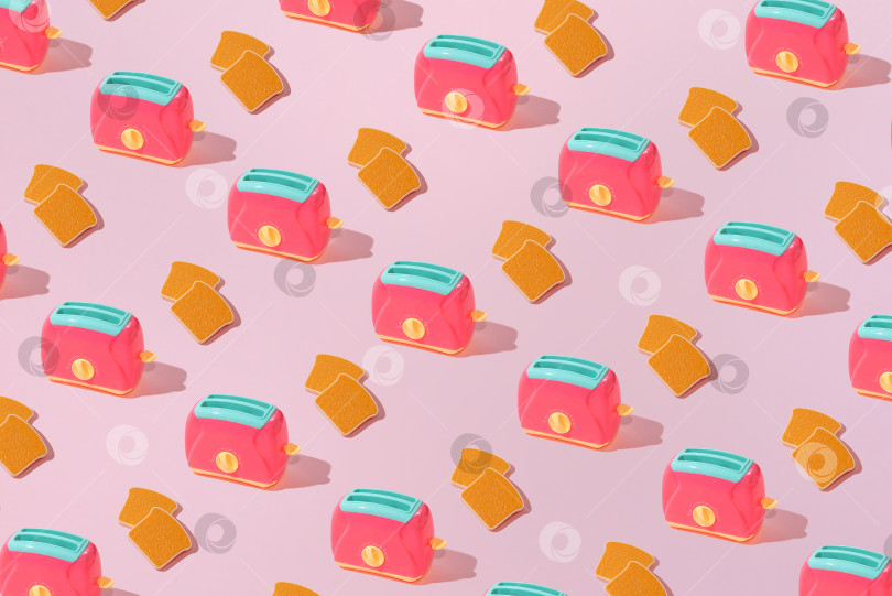 Скачать Креативный узор из ломтиков хлеба, поджаренных в тостере на ровном пастельно-розовом фоне, минимализм фотосток Ozero