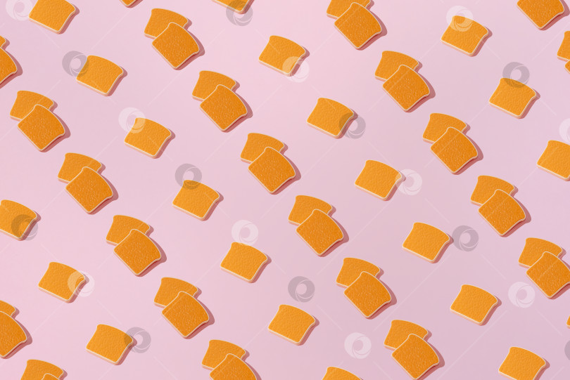 Скачать Креативный узор из ломтиков поджаренного хлеба, ровный слой пастельно-розового фона, минимализм фотосток Ozero