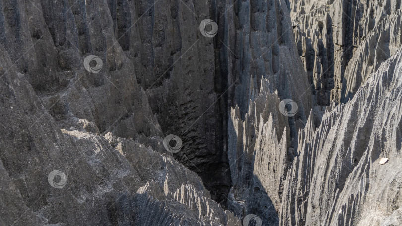 Скачать Уникальные серые карстовые скалы. Крутые, изрезанные, скалистые склоны, острые, колючие вершины фотосток Ozero