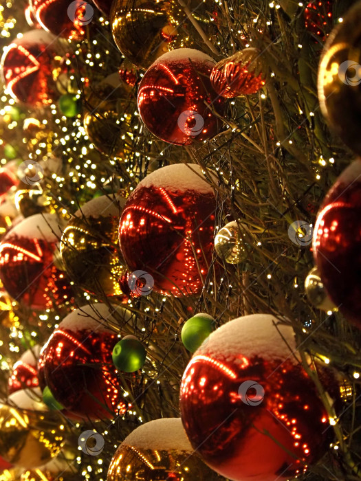 Скачать Волшебная Ёлка в Красном и Золотом Сиянии фотосток Ozero