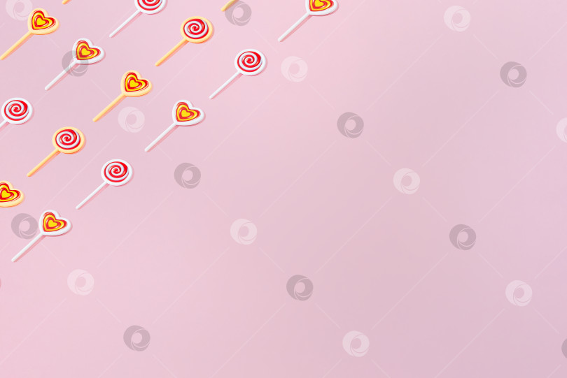 Скачать Креативный узор круглое сердце леденец на палочке плоский пастельно-розовый фон копировальное пространство фотосток Ozero