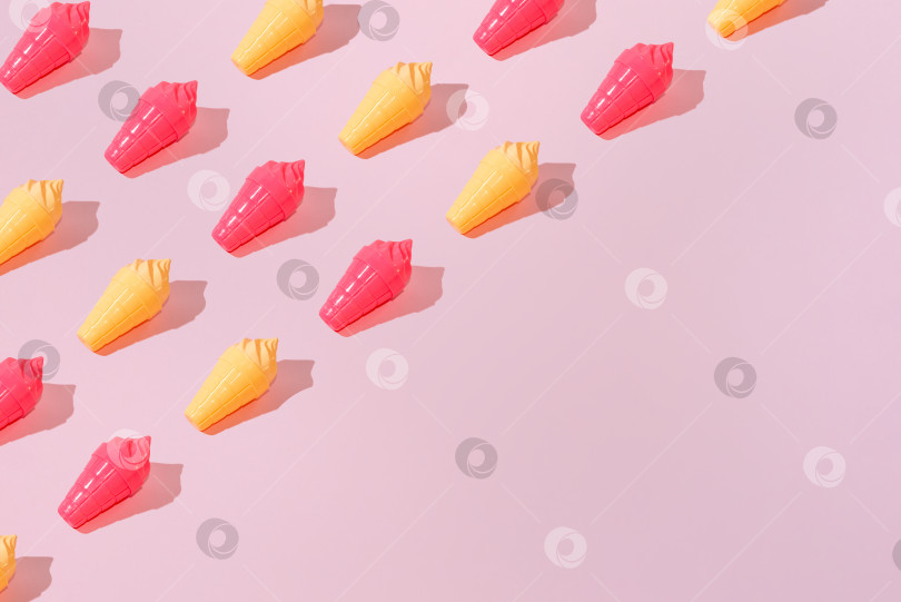 Скачать Креативный узор мороженое ваниль клубничный рожок розовый фон копировальное пространство фотосток Ozero