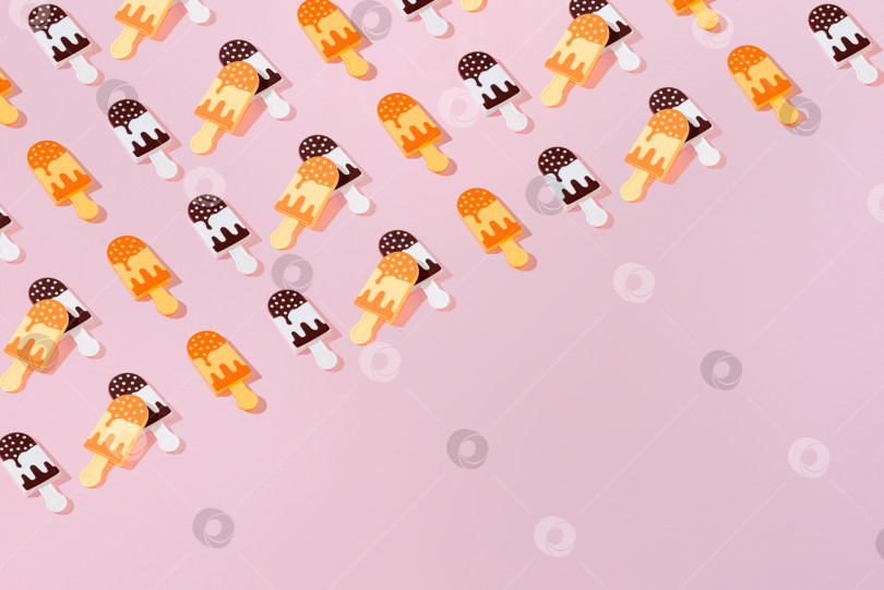 Скачать Креативный узор эскимо из мороженого пастельно-розовый фон копирует космический минимализм фотосток Ozero