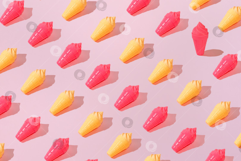 Скачать Креативный узор из мороженого в виде ванильного и клубничного рожка на пастельно-розовом фоне фотосток Ozero