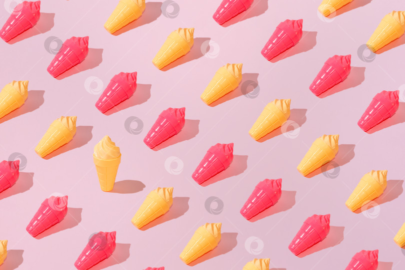 Скачать Креативный узор из мороженого с ванильным и клубничным рожком на пастельно-розовом фоне фотосток Ozero