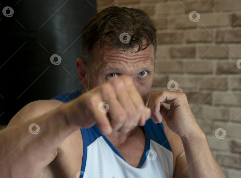 Скачать Боксер боксирует голыми руками на камеру фотосток Ozero