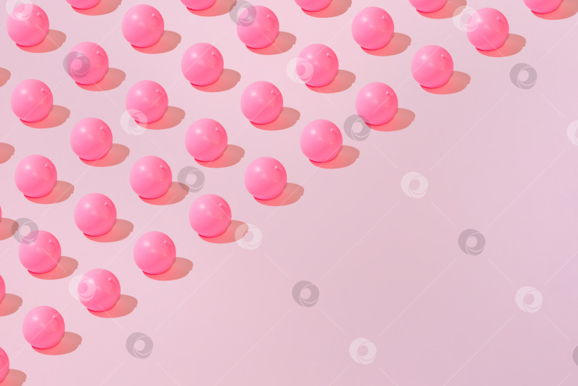 Скачать Креативный персиковый узор ровным слоем ложится на пастельно-розовый фон, копируя космический минимализм фотосток Ozero