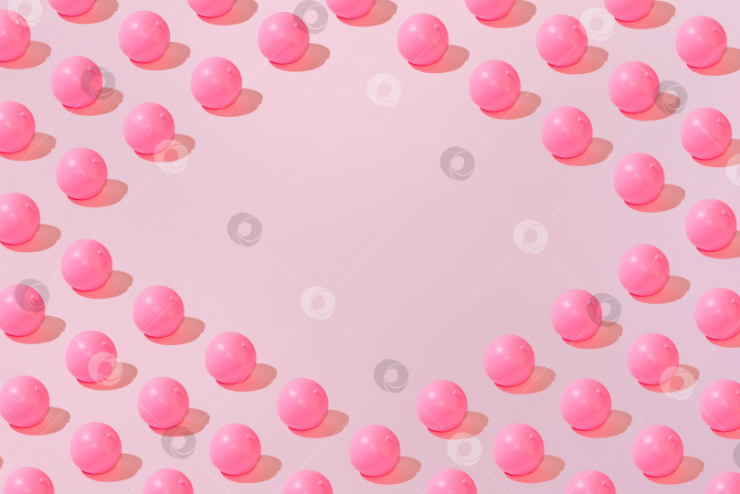 Скачать Креативный персиковый узор ровным слоем ложится на пастельно-розовый фон, копируя космический минимализм фотосток Ozero