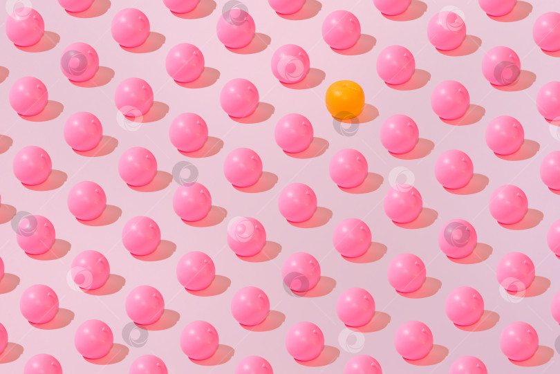 Скачать Креативный персиково-оранжевый узор ровным слоем ложится на пастельно-розовый фон минимализм фотосток Ozero