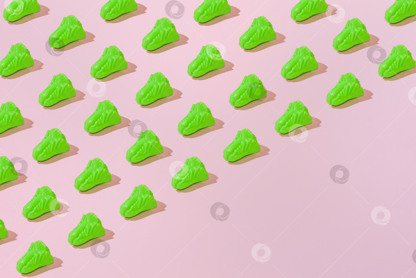 Скачать Креативный салатный узор ровным слоем ложится на пастельно-розовый фон, копируя пространство в стиле минимализма фотосток Ozero