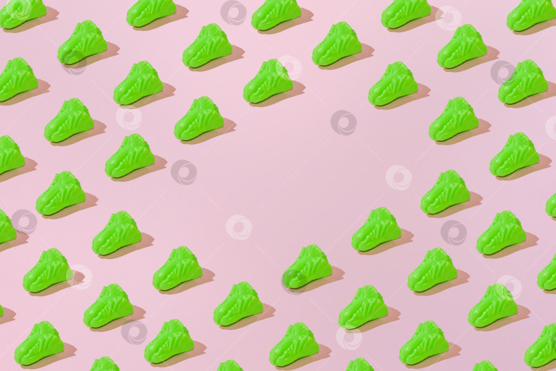 Скачать Креативный узор салата ровным слоем ложится на пастельно-розовый фон, копируя пространство в стиле минимализма фотосток Ozero