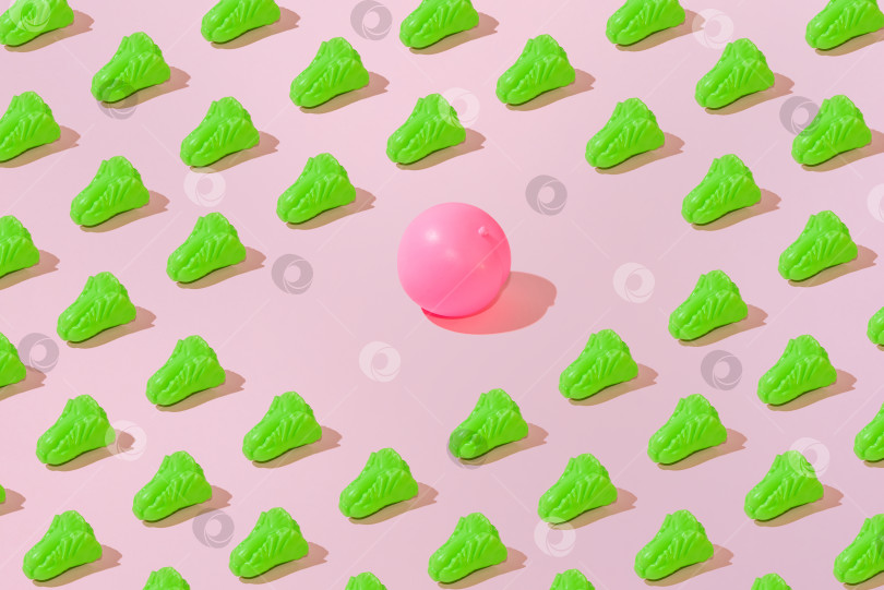 Скачать Креативный узор из салата и персика ровным слоем ложится на пастельно-розовый фон минимализм фотосток Ozero