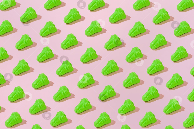 Скачать Креативный узор летнего салата ровным слоем ложится на пастельно-розовый фон минимализм фотосток Ozero