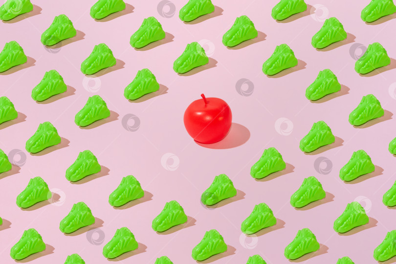 Скачать Креативный узор из салата и яблок ровно ложится на пастельно-розовый фон, минимализм фотосток Ozero