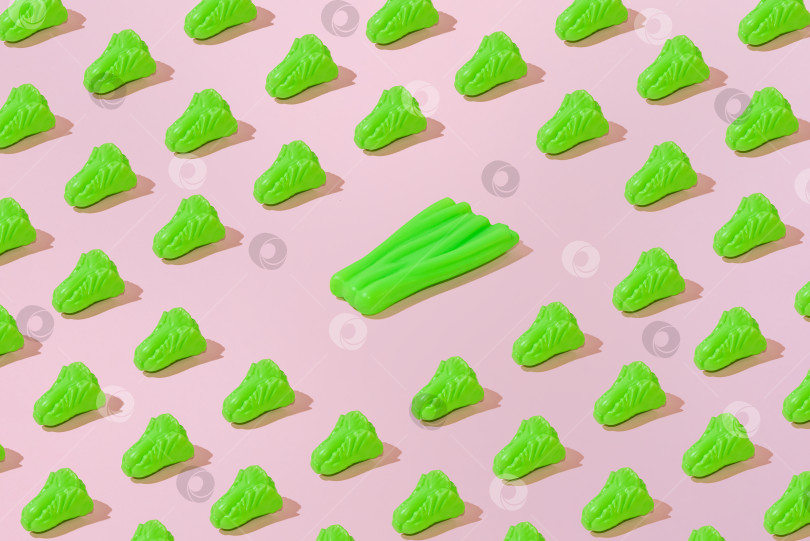 Скачать Креативный узор из салата и лука-порея ровным слоем лежал на пастельно-розовом фоне, минимализм фотосток Ozero
