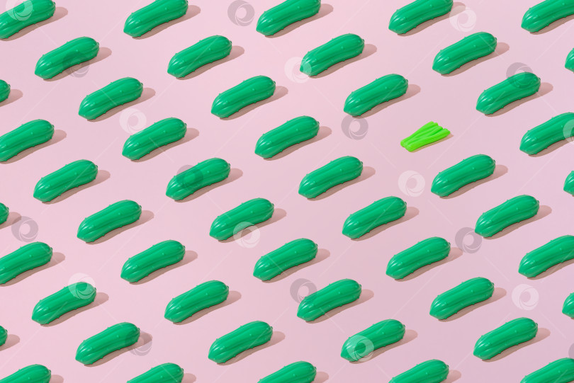 Скачать Креативный узор из огурцов и салата на ровном пастельно-розовом фоне, минимализм фотосток Ozero