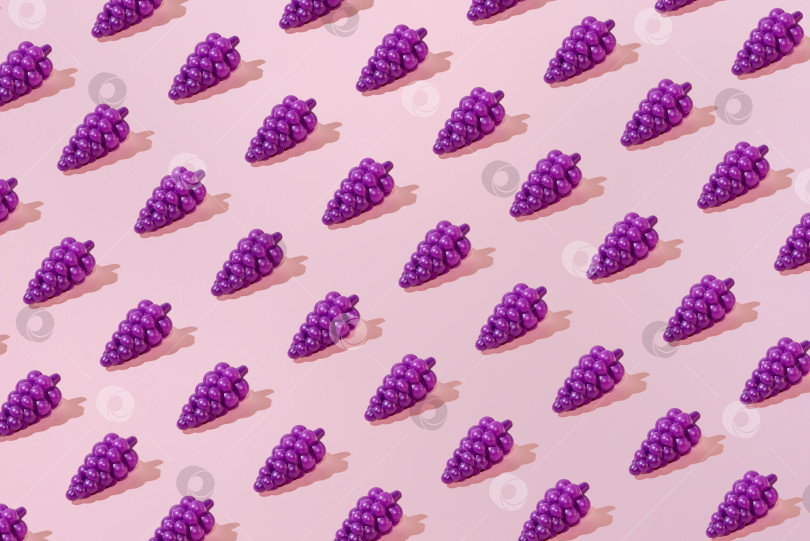 Скачать Креативный летний виноградный узор ровным слоем ложится на пастельно-розовый фон минимализм фотосток Ozero