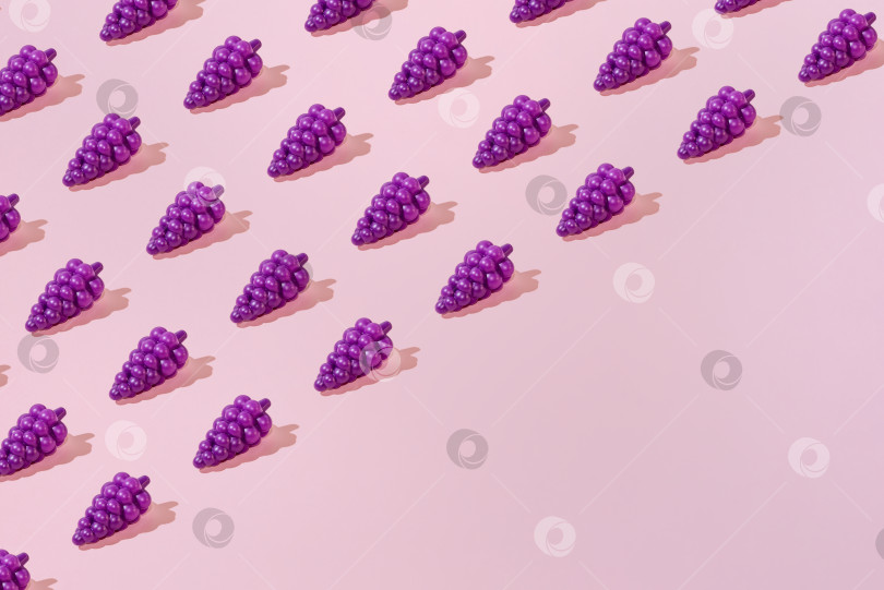 Скачать Креативный летний виноградный узор ровным слоем ложится на пастельно-розовый фон copy space фотосток Ozero