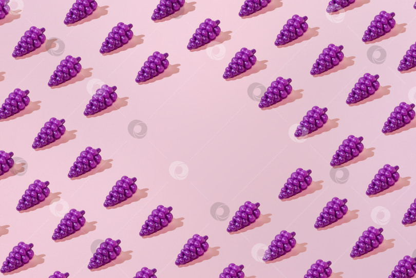 Скачать Креативный летний виноградный узор ровным слоем ложится на пастельно-розовый фон copy space фотосток Ozero