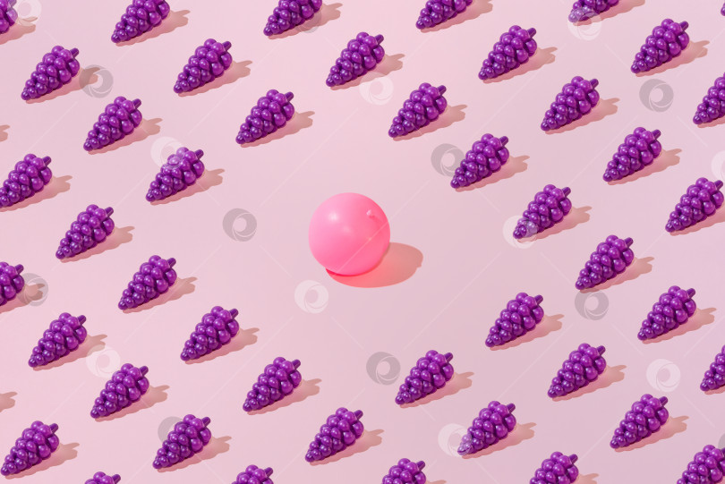 Скачать Креативный узор из винограда и персика на ровном пастельно-розовом фоне, минимализм фотосток Ozero
