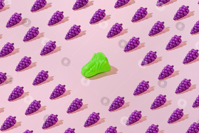 Скачать Креативный узор из винограда и салата на ровном пастельно-розовом фоне, минимализм фотосток Ozero