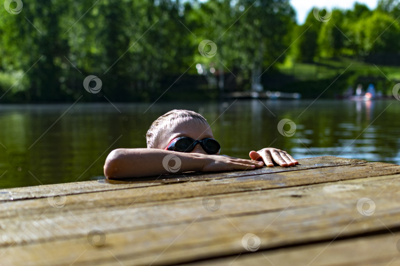 Скачать Ребенок выглядывает из воды. фотосток Ozero