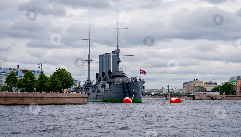 Скачать Санкт-Петербург, Россия, 06-13-2021, Вид с Невы на крейсер "Аврора" фотосток Ozero