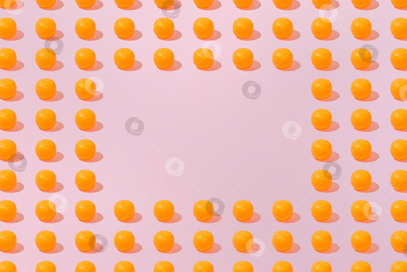 Скачать Креативный оранжевый узор ровным слоем лежал на пастельно-розовом фоне, копируя космический минимализм фотосток Ozero