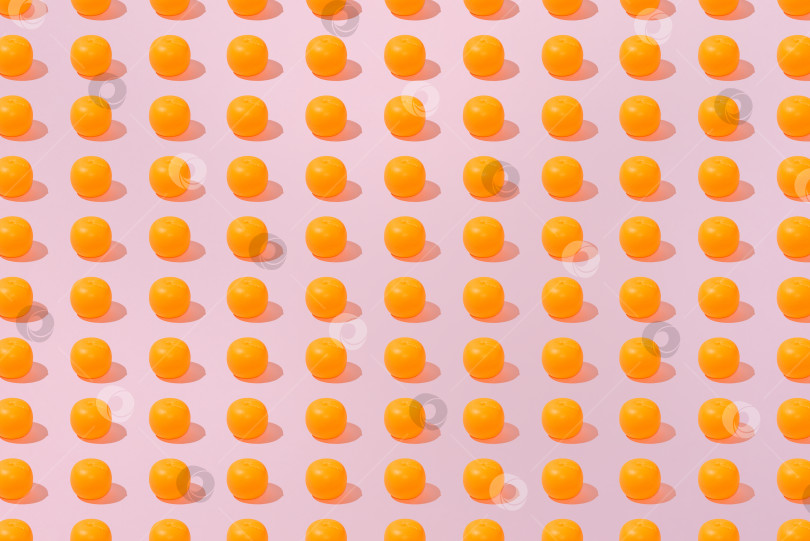 Скачать Креативный абстрактный оранжевый узор ровным слоем ложится на пастельно-розовый фон минимализм фотосток Ozero