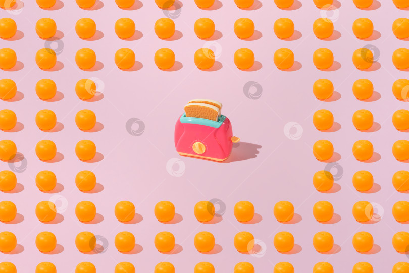 Скачать Креативный узор из апельсина и тостерного хлеба ровным слоем ложится на розовый фон минимализм фотосток Ozero