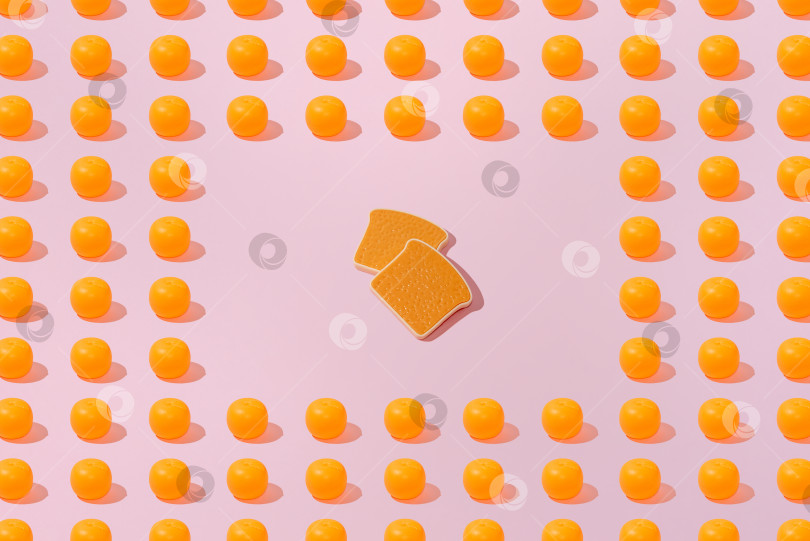 Скачать Креативный узор из апельсина и тостового хлеба ровным слоем ложится на розовый фон минимализм фотосток Ozero