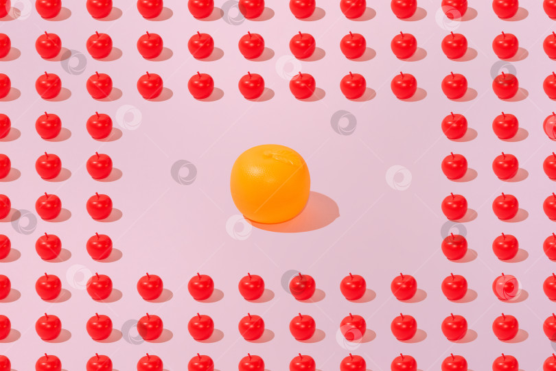 Скачать Креативный яблочно-апельсиновый узор ровным слоем ложится на пастельно-розовый фон минимализм фотосток Ozero