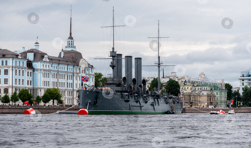 Скачать Санкт-Петербург, Россия, 06-13-2021, Вид с Невы на крейсер "Аврора" фотосток Ozero