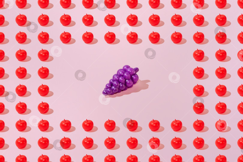 Скачать Креативный узор из яблок и винограда ровным слоем ложится на пастельно-розовый фон минимализм фотосток Ozero