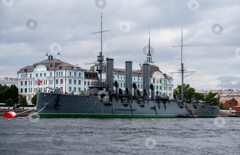 Скачать Санкт-Петербург, Россия, 06-13-2021, Вид с Невы на крейсер "Аврора" фотосток Ozero