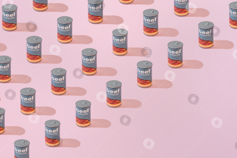 Скачать Креативный рисунок банки из-под говяжьих консервов ровным слоем ложится на пастельно-розовый фон copy space фотосток Ozero