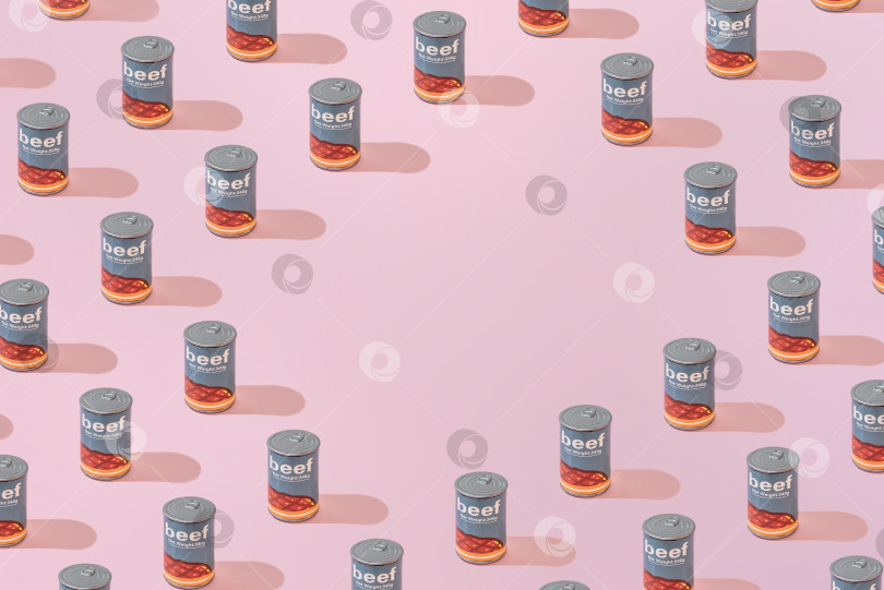 Скачать Креативный рисунок банки из-под говяжьих консервов ровным слоем ложится на пастельно-розовый фон copy space фотосток Ozero