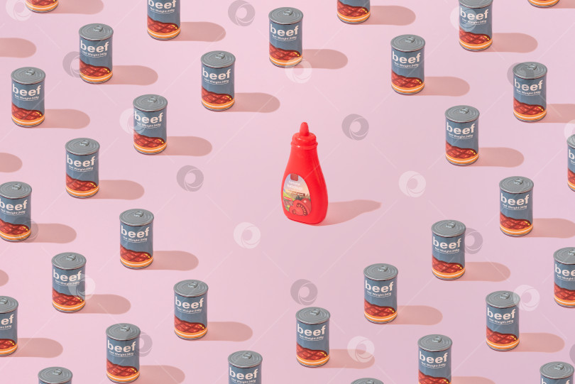 Скачать Креативный узор в виде банки из-под говяжьих консервов и плоского слоя кетчупа на пастельно-розовом фоне фотосток Ozero