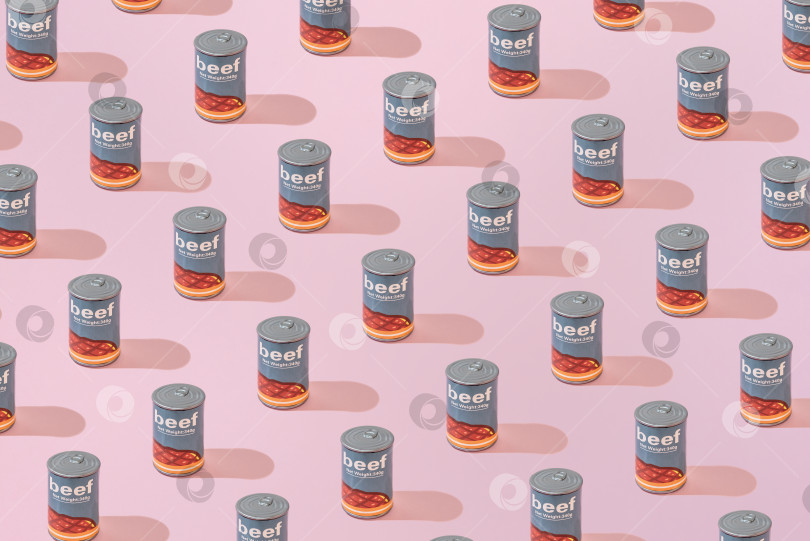 Скачать Креативный рисунок банки из-под говяжьих консервов ровным слоем ложится на пастельно-розовый фон минимализм фотосток Ozero