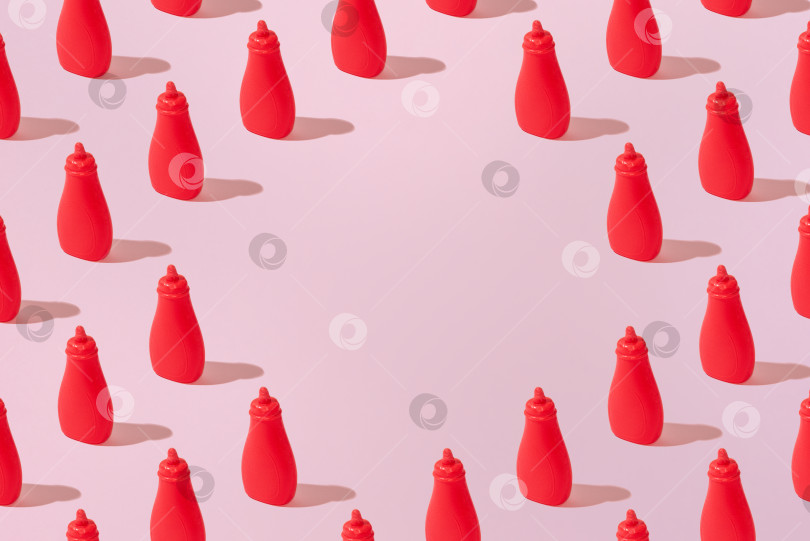 Скачать Креативный узор из томатного кетчупа ровным слоем ложится на пастельно-розовый фон copy space фотосток Ozero