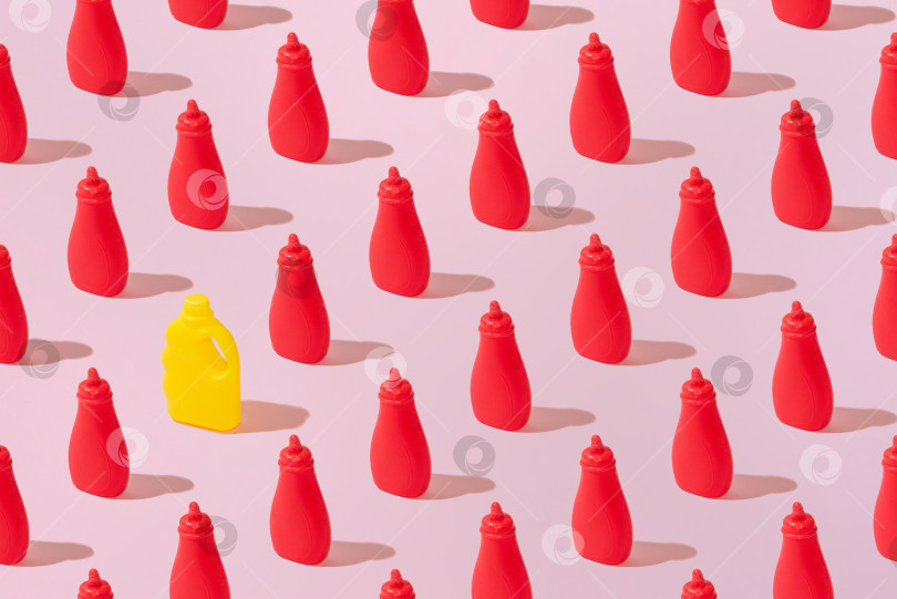 Скачать Креативный узор из томатного кетчупа и желтой банки ровным слоем лежал на розовом фоне фотосток Ozero