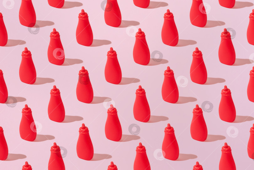 Скачать Креативный узор из томатного кетчупа ровным слоем ложится на пастельно-розовый фон минимализм фотосток Ozero