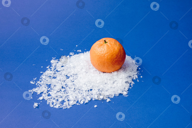 Скачать Мандарины, апельсины, цитрусовые на снежном сугробе, Новогодне-рождественский натюрморт фотосток Ozero