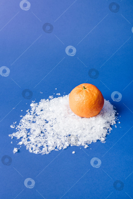 Скачать Мандарины, апельсины, цитрусовые на снежном сугробе, Новогодне-рождественский натюрморт фотосток Ozero